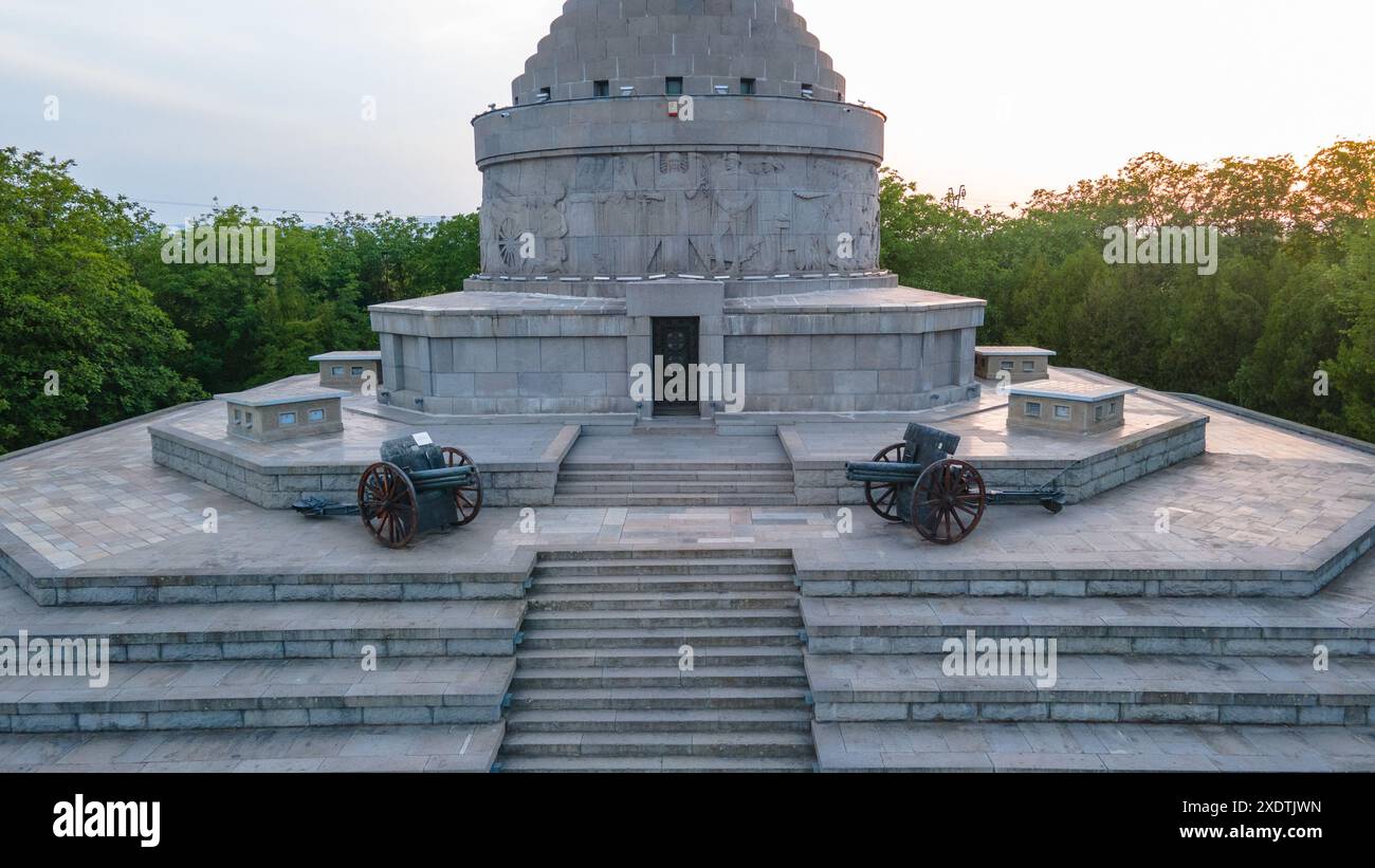 Vista aerea del Mausoleo degli Eroi della prima guerra mondiale da Marasesti, Romania. La fotografia è stata scattata da un drone ad un'altitudine più alta al tramonto con Foto Stock