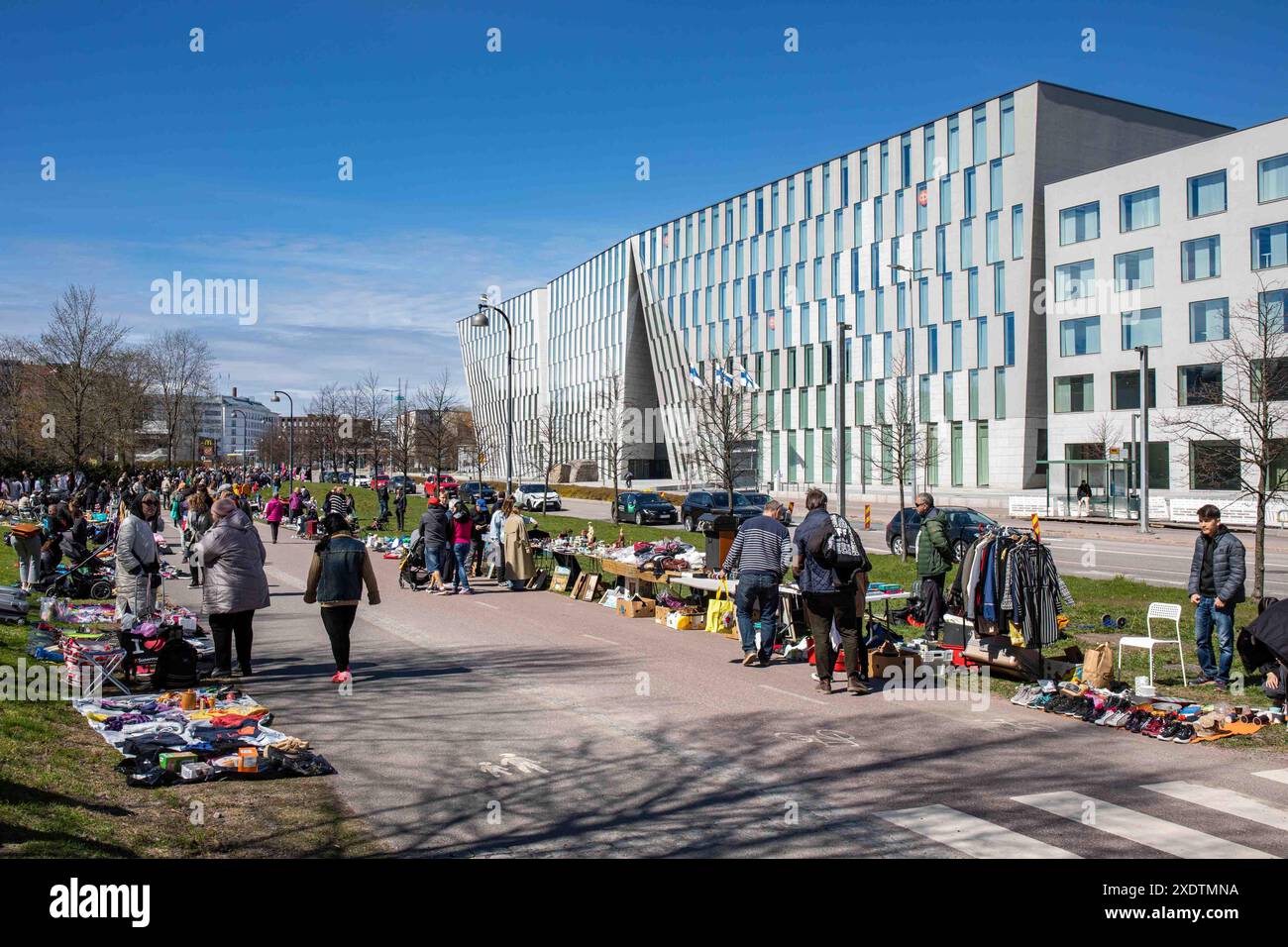 Persone al mercato delle pulci pop-up all'aperto del Dallapé Park nel quartiere Vallila di Helsinki, Finlandia Foto Stock