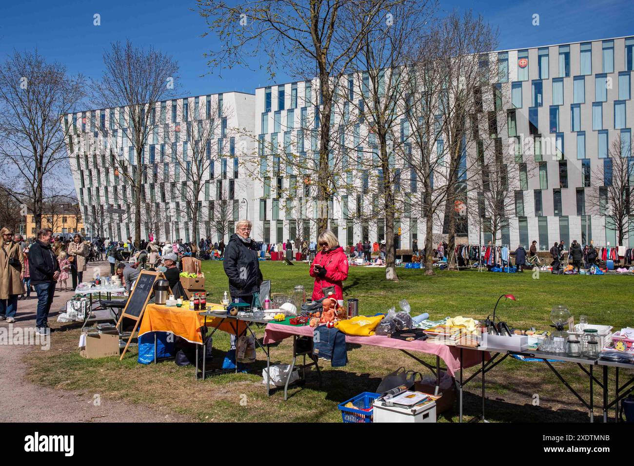 Persone al mercato delle pulci pop-up all'aperto del Dallapé Park nel quartiere Vallila di Helsinki, Finlandia Foto Stock