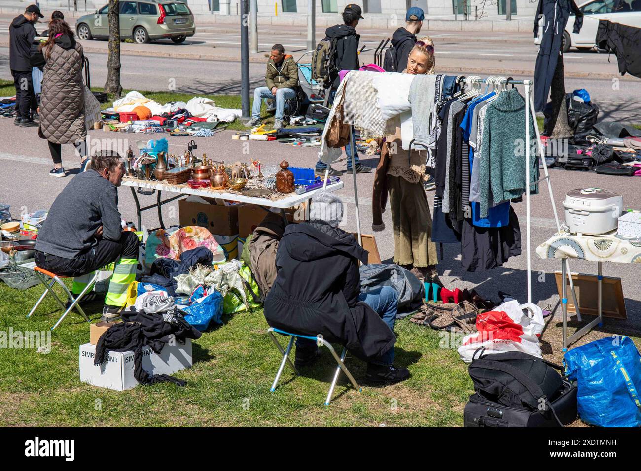 Peoplle al mercato delle pulci pop-up all'aperto del Dallapé Park nel quartiere Vallila di Helsinki, Finlandia Foto Stock