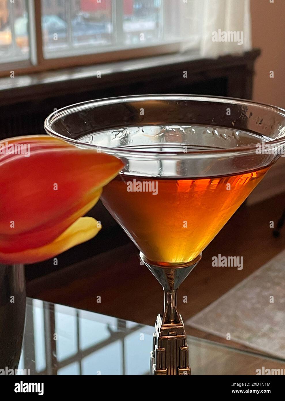 Natura morta di un cocktail dritto di Manhattan in un bicchiere di martini in un appartamento di New York, 2024, Stati Uniti Foto Stock