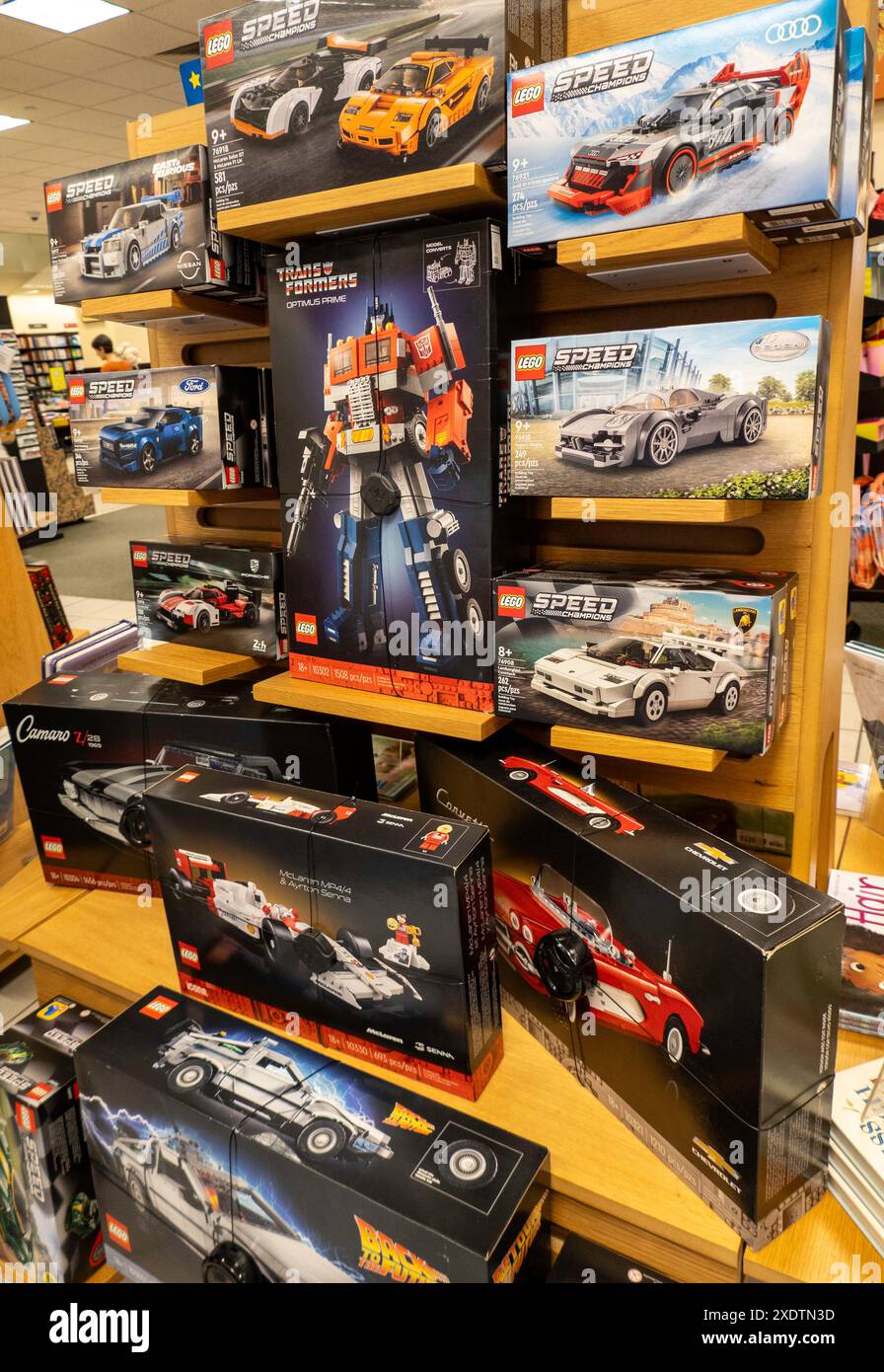 Barnes & Noble Booksellers sulla Fifth Avenue a New York City ha una vasta selezione di libri, riviste, musica, giocattoli e giochi. STATI UNITI 2024 Foto Stock
