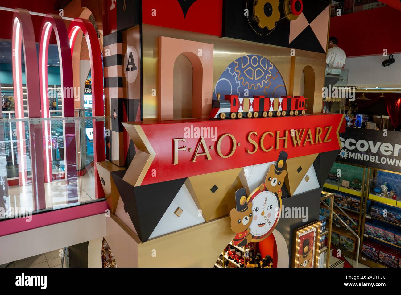 FAO Schwarz è un famoso negozio di giocattoli situato nel 30 Rockefeller Center, New York City, USA 2024 Foto Stock