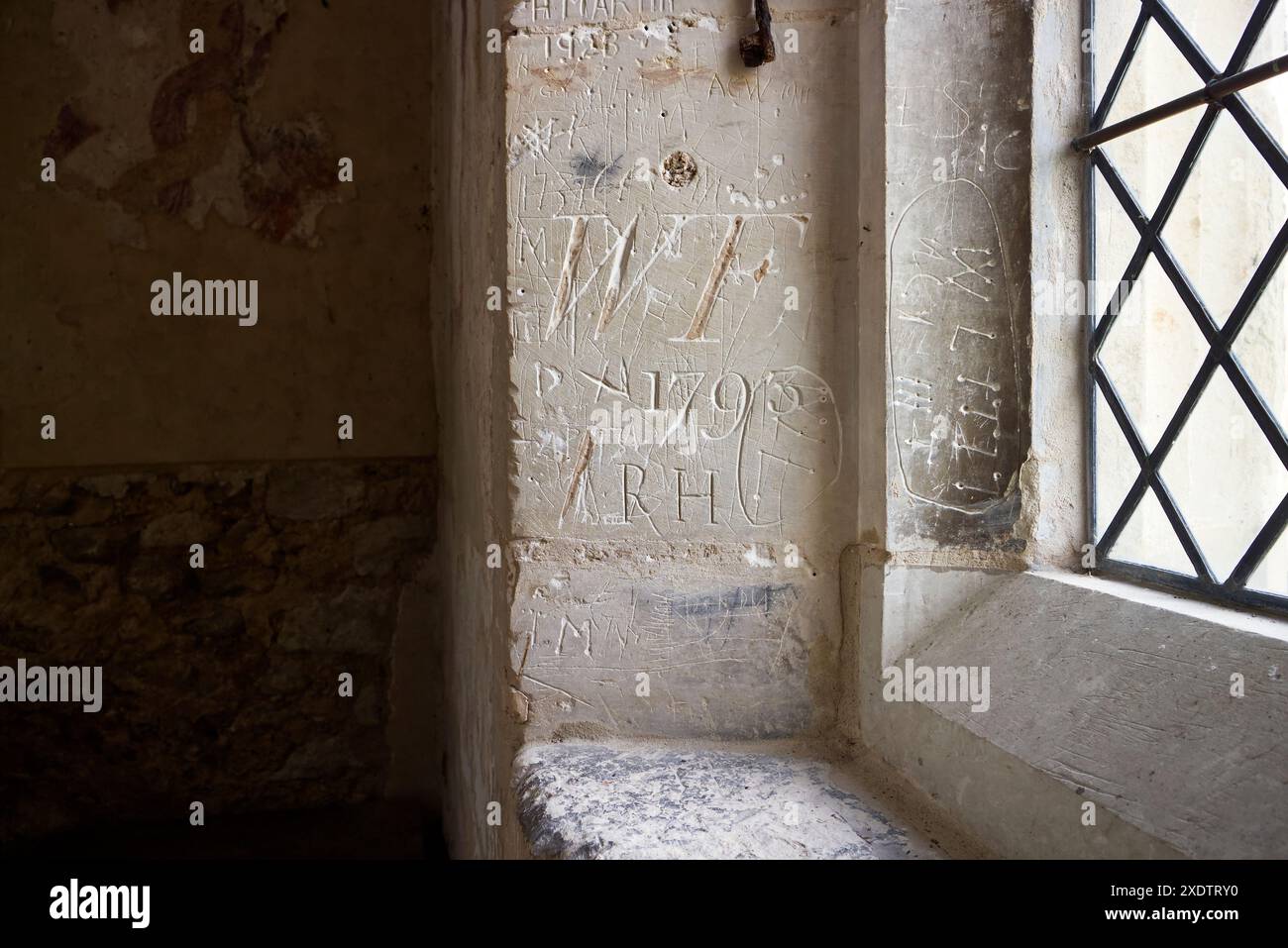 Vandalismo storico accanto a una finestra in tutti i Santi e Chiesa di Sant'Andrea a Kingston, Cambridgeshire Foto Stock