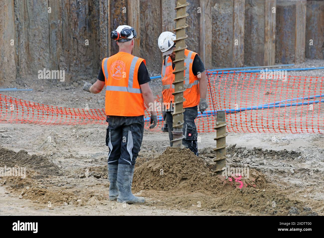 Baufeld für den Brückenbau Auf einer Baustelle an der Karl-Lehr-Brücke in Duisburg ist ein Großes Baufeld mit zahlreichen schweren Baumaschinen wie Bagger und Radlader zu sehen. Des weiteren werden große Erdbewegungen ausgeführt und Fundamente für die spätere Verschiebung der Brücke zum endgültigen Standort gebaut. Zusätzlich finden Sondierungsarbeiten statt, um alte Kampfmittel rechtzeitig zu erkennen. Duisburg Nordrhein-Westfalen Deutschland Ruhrort *** cantiere per la costruzione di ponti Un grande cantiere con numerose macchine pesanti come escavatori e whe Foto Stock