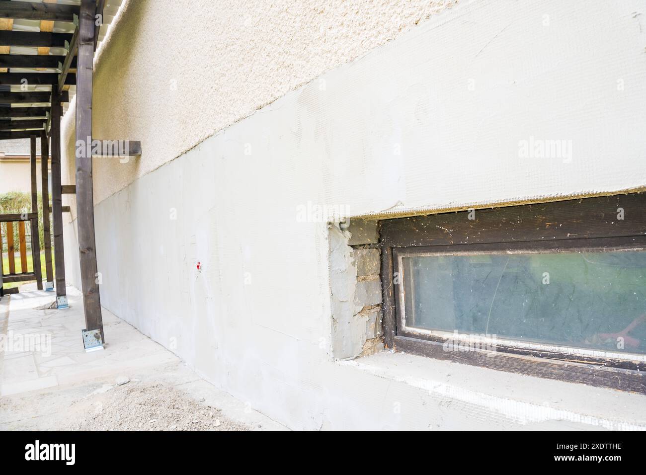 Montaggio di pannelli isolanti rigidi in polistirolo per il risparmio energetico. Primo piano. Isolamento rigido in polistirene estruso. Foto di alta qualità Foto Stock