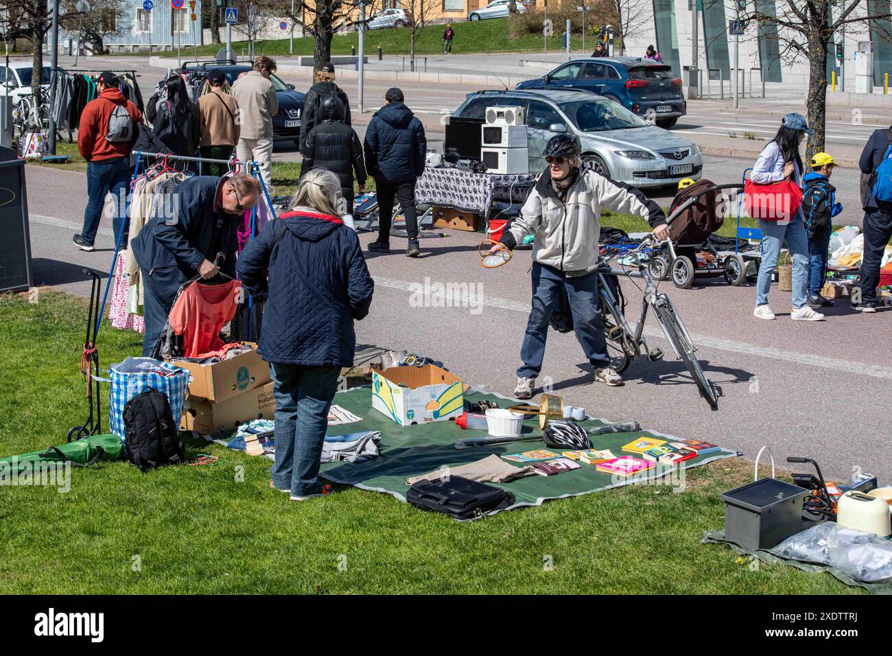 Venditori e clienti al mercato delle pulci pop-up all'aperto del Dallapé Park nel quartiere Vallila di Helsinki, Finlandia Foto Stock