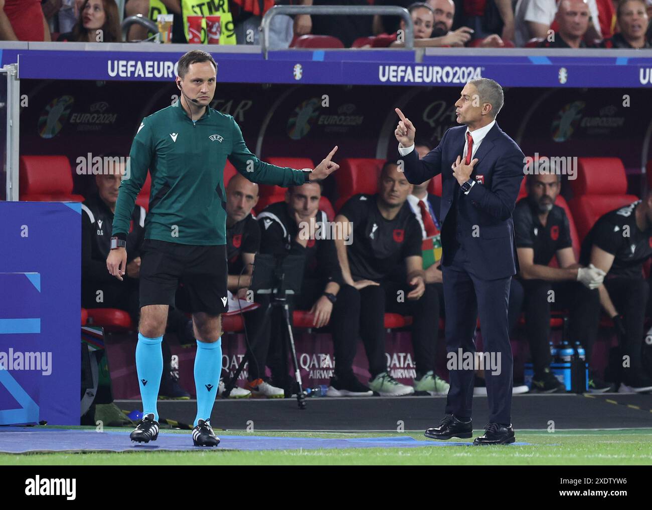 Dusseldorf, Germania. 24 giugno 2024. Sylvinho allenatore albanese scambia le parole con il quarto ufficiale durante la partita dei Campionati europei UEFA alla Dusseldorf Arena di Dusseldorf. Il credito per immagini dovrebbe essere: David Klein/Sportimage Credit: Sportimage Ltd/Alamy Live News Foto Stock