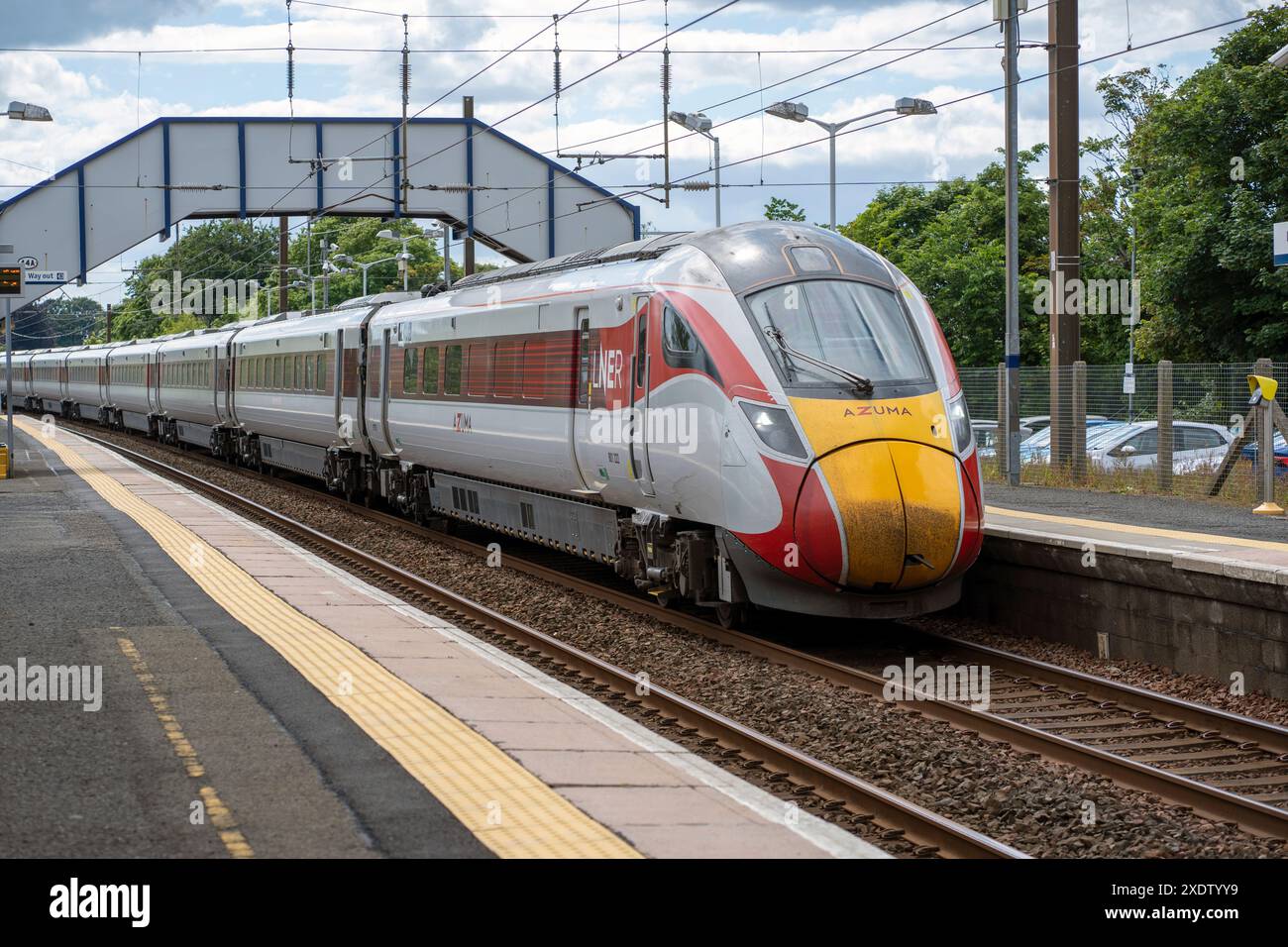 Treno LNER Azuma Classe 801, unità 801222, fotografato passando per la stazione di Longniddry, East Lothian, sulla rotta da Edimburgo a Londra Kings Cross. Foto Stock
