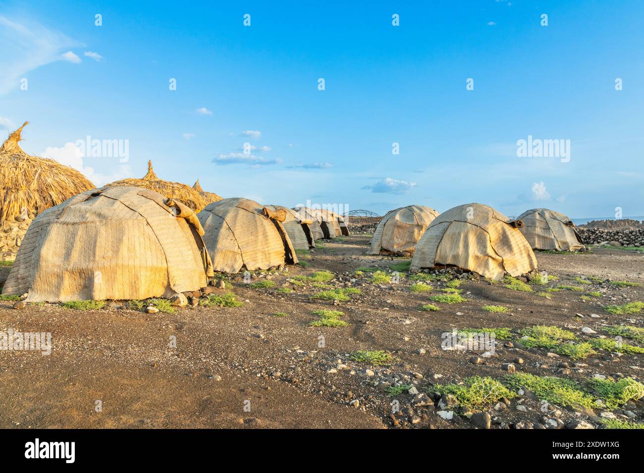 Case da campeggio e tende tradizionali in stile nomade sul lago Abbe, nella regione di Dikhil, Gibuti Foto Stock