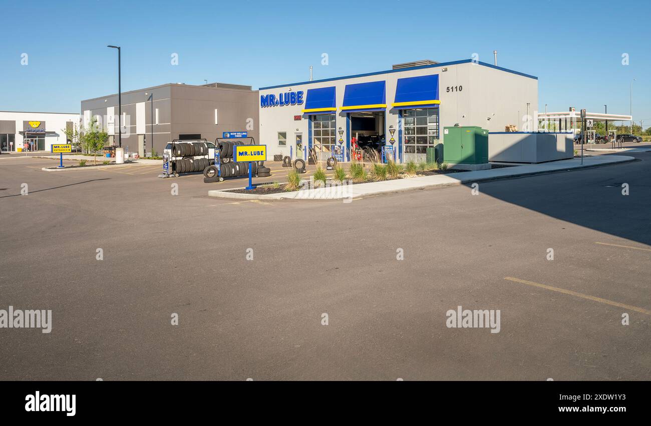 Calgary, Alberta, Canada – 21 giugno 2024: Esterno di un negozio di pneumatici e cambio olio Mr. Lube Foto Stock