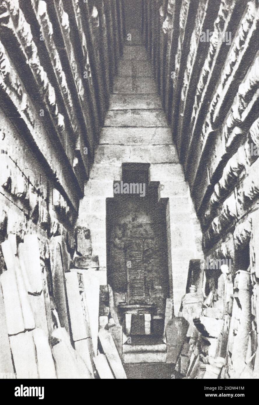 Corridoio d'ingresso - dromo della cripta del tumulo reale (Royal Kurgan) vicino a Kerch (Crimea). Fotografia della metà del XX secolo. Foto Stock