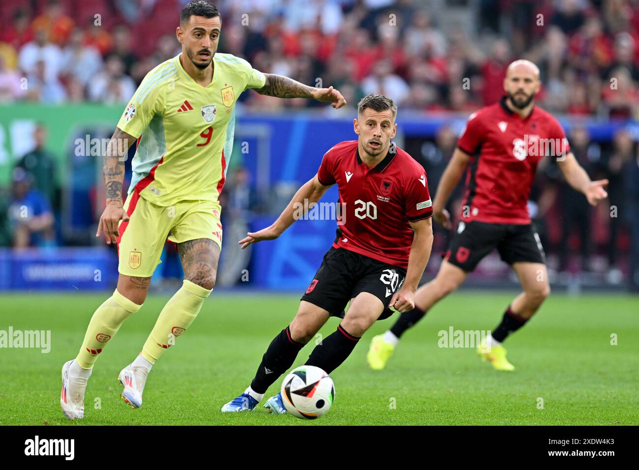 Dusseldorf, Germania. 24 giugno 2024. Joselu (Jose Luis Mato Sanmartin)(9) di Spagna, nella foto di un duello con Ylber Ramadani (20) dell’Albania durante una partita di calcio tra le squadre nazionali di Albania e Spagna nella terza giornata del gruppo B nella fase a gironi del torneo UEFA Euro 2024, lunedì 24 giugno 2024 a Dusseldorf, Germania. Crediti: Sportpix/Alamy Live News Foto Stock