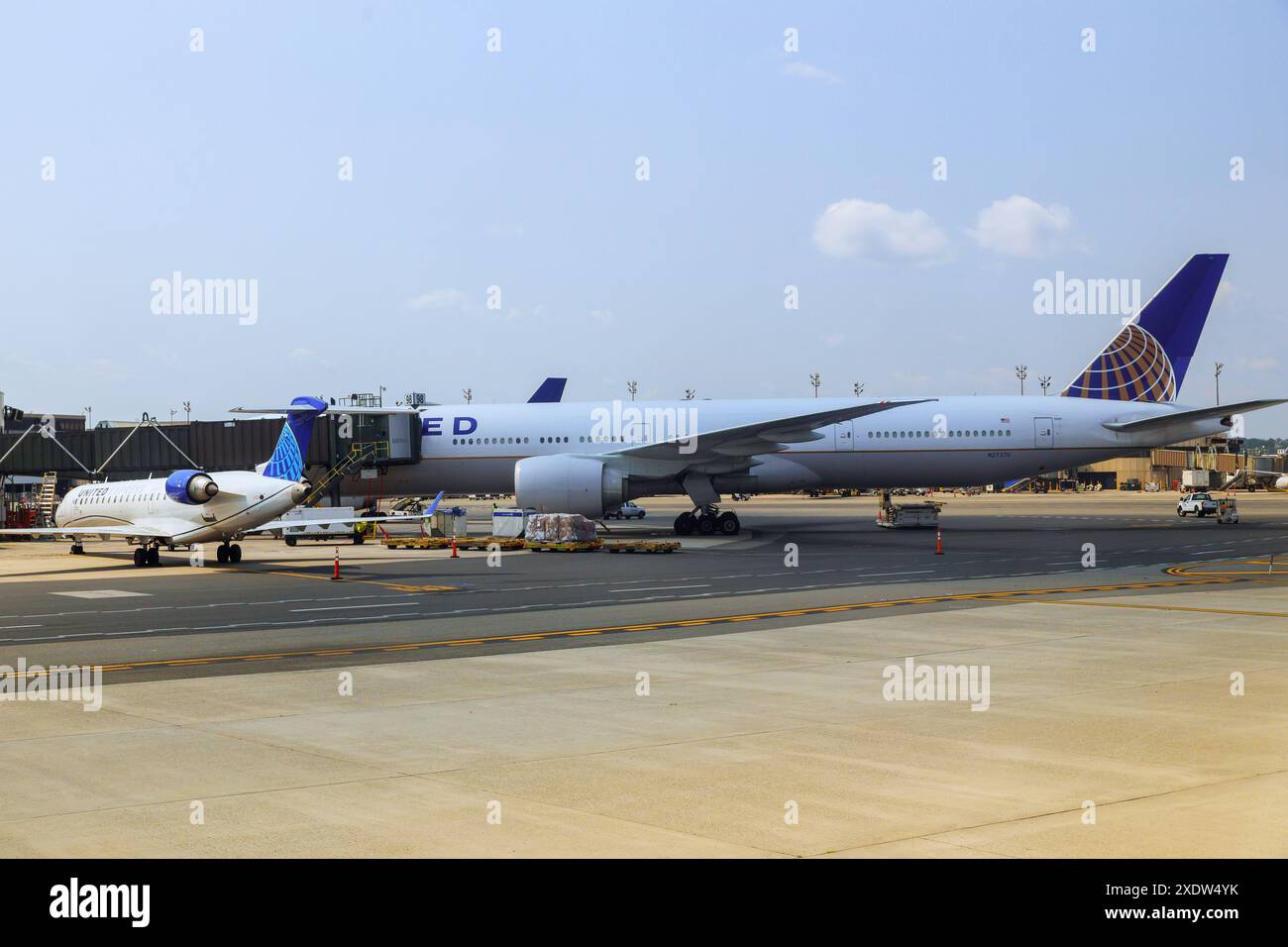 14 GIUGNO 2024 NEWARK NJ USA. Boeing 787-10 Dreamliner aerei operati da United Airlines UA presso l'aeroporto internazionale di Newark Liberty EWR nel New Jersey, Stati Uniti Foto Stock