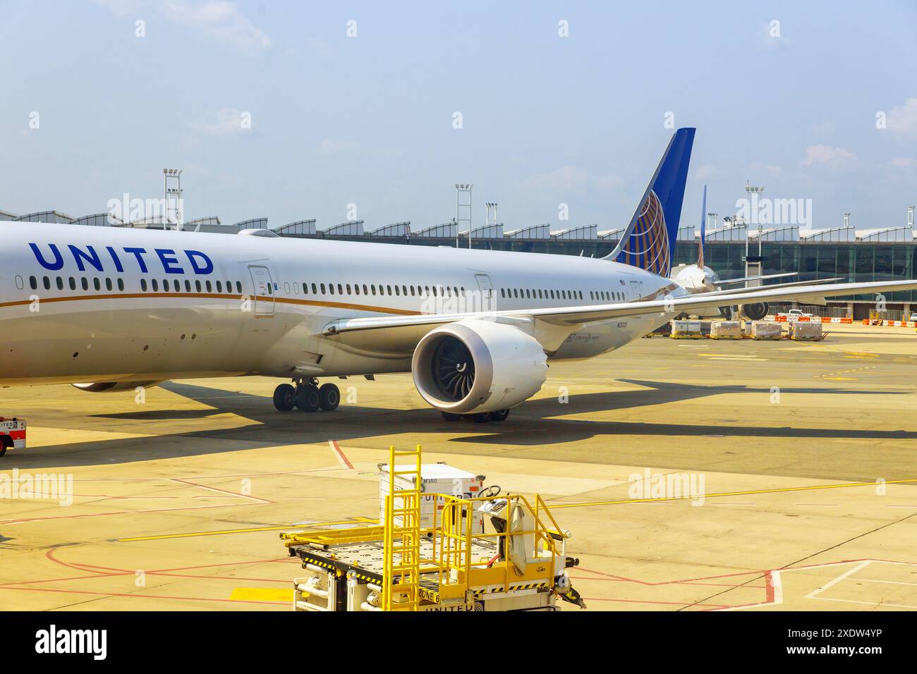 14 GIUGNO 2024 NEWARK NJ USA. Vista degli aerei Boeing 787-10 da United Airlines UA presso l'aeroporto internazionale Liberty di Newark EWR nel New Jersey, Stati Uniti Foto Stock