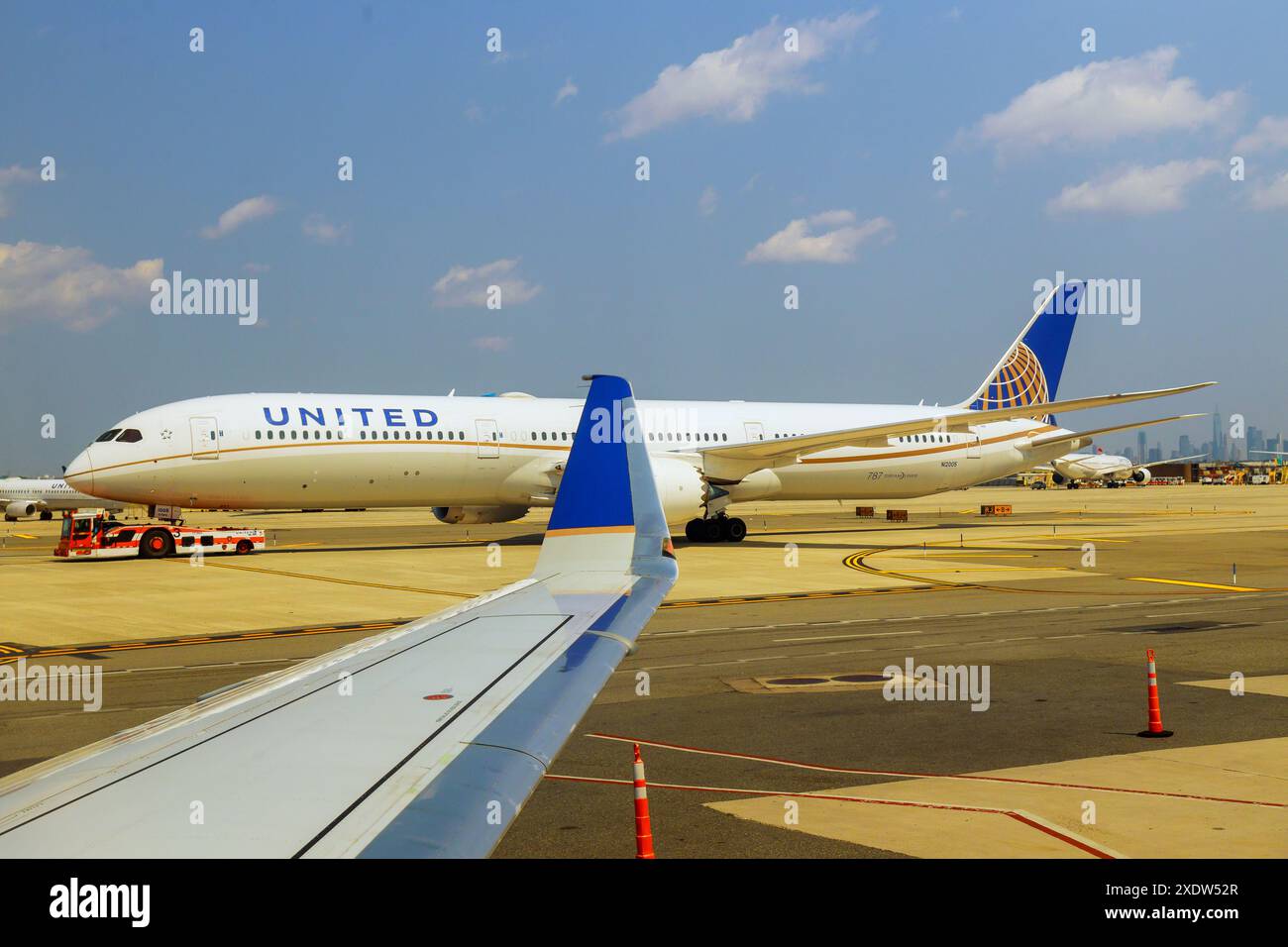 14 GIUGNO 2024 NEWARK NJ USA. L'aereo Boeing 787-10 è visto all'aeroporto internazionale Liberty di Newark EWR nel New Jersey, Stati Uniti, da United Airlines UA Foto Stock