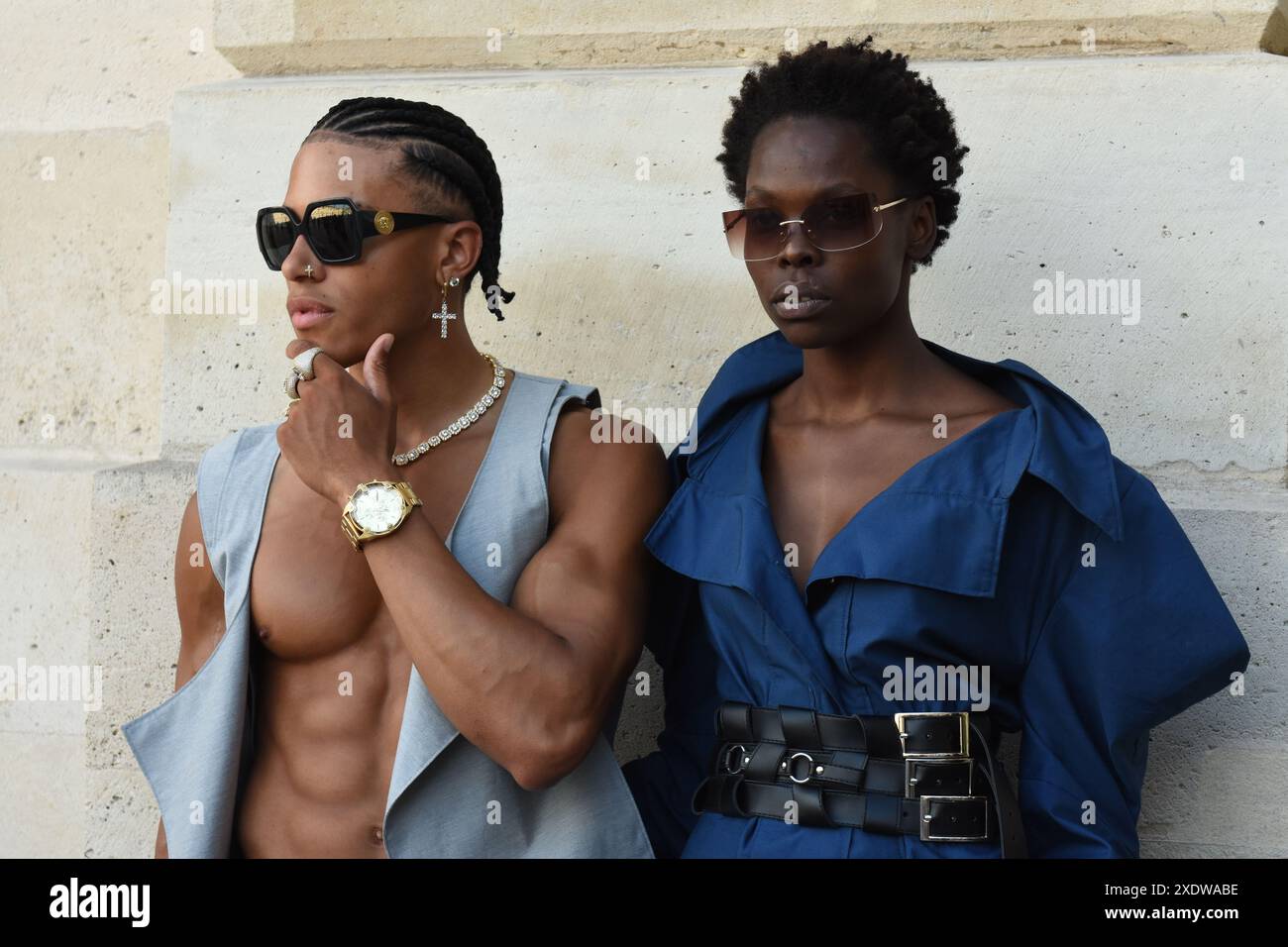 Pléthore d'influenceuses se sont rendues au défilé Giambattista Valli, la Place Vendôme s'est transformé en studio de pries de vues avant le défilé Foto Stock