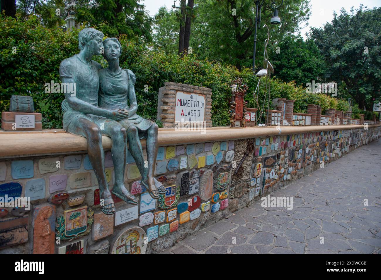 Alasio Italia 20 giugno 2024: Il muro di Alassio è costituito da un muro in pietra, caratterizzato dall'aggiunta di piccole piastrelle ceramiche con la nam Foto Stock