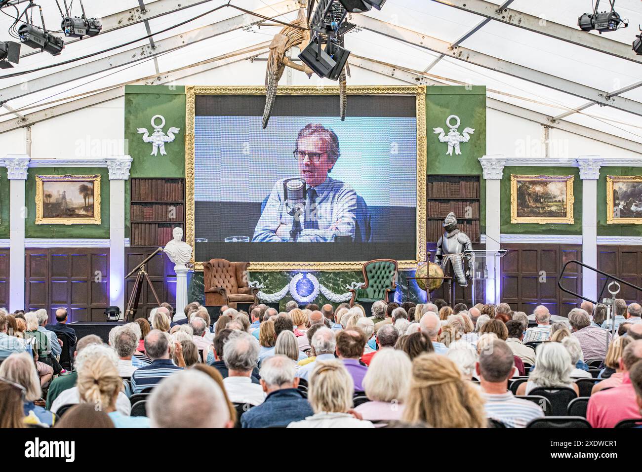 BROADCHALKE, WILTSHIRE, UK, 24 giugno 2024, Robert Peston parla (pre-registrato) al Chalke History Festival, il più importante festival di storia del Regno Unito nel suo giorno di apertura. L'evento attira centinaia di migliaia di appassionati di storia, tra cui decine di migliaia di scolari. Accreditamento John Rose/Alamy Live News Foto Stock