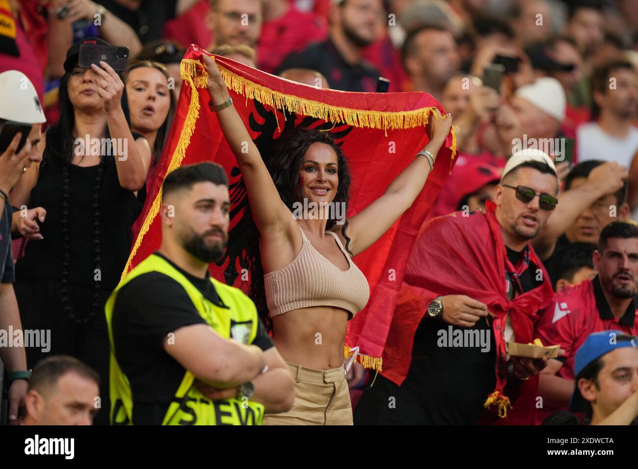 Dusseldorf, Germania. 24 giugno 2024. Tifosi albanesi durante la partita di calcio del gruppo B EURO 2024 tra Albania e Spagna il 24 giugno 2024 all'Arena Dusseldorf, Dusseldorf, Germania. Crediti: Nderim Kaceli/Alamy Live News Foto Stock