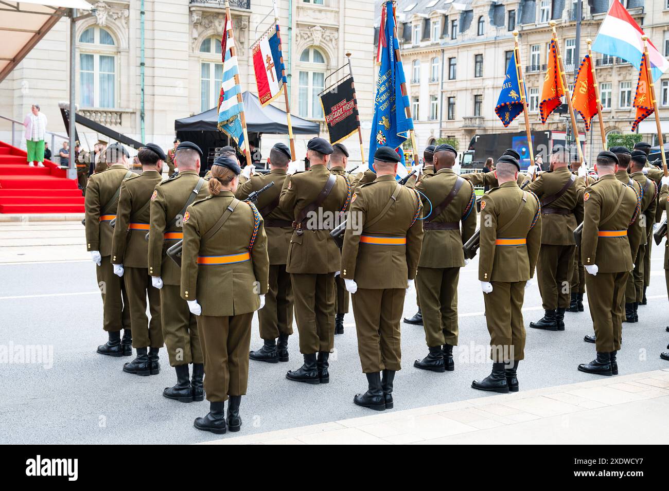 Festa nazionale del Lussemburgo, celebrazione del compleanno del Granduca, parata militare con l'esercito lussemburghese, la polizia, i vigili del fuoco, i servizi di soccorso e Foto Stock