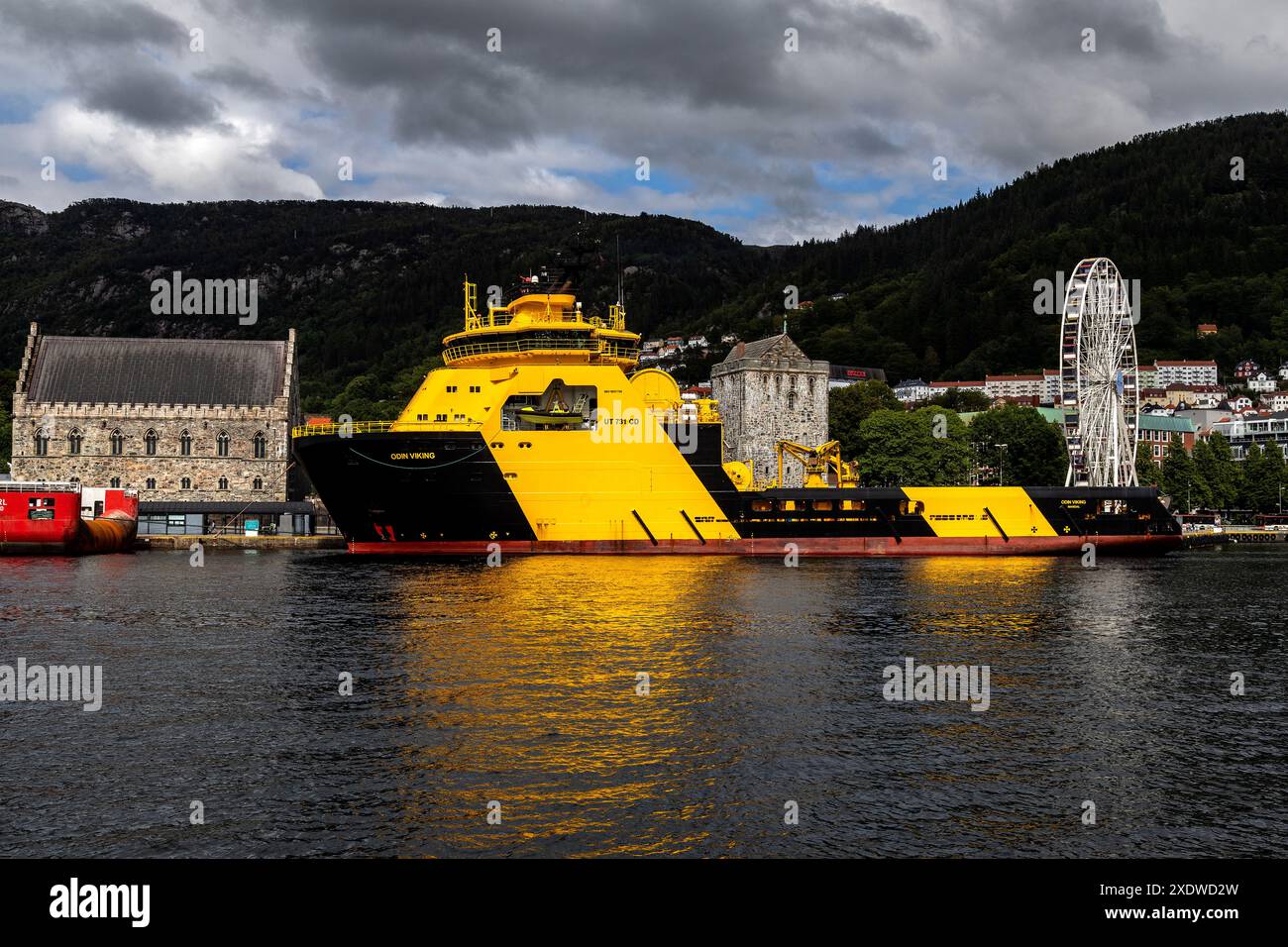 Approvvigionamento offshore AHTS Odin Viking ormeggiato alla banchina Festningskaien nel porto di Bergen, Norvegia. Bergenhus, Haakons Hall e Rosenkrantz Tower in backgro Foto Stock