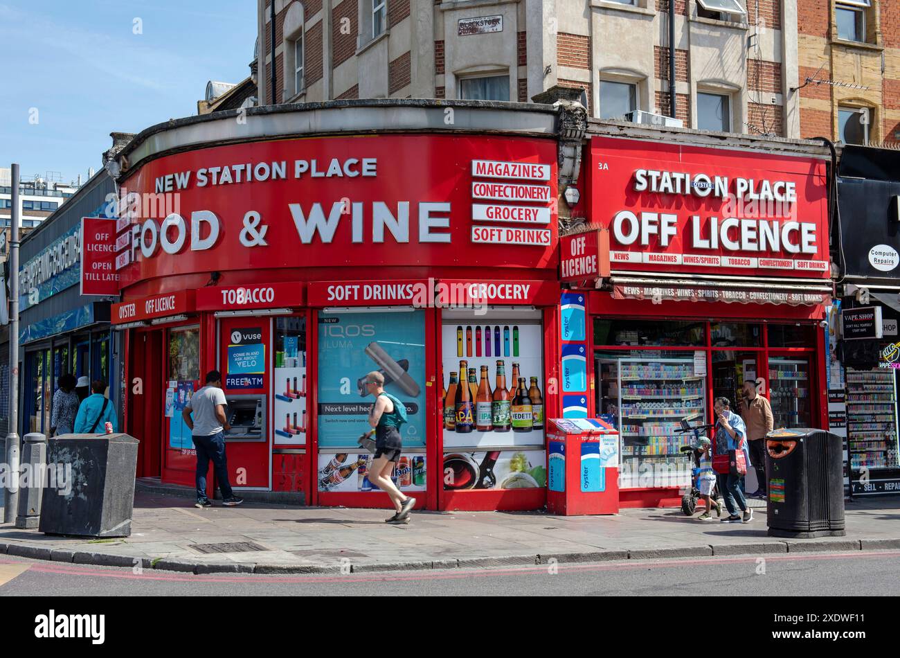 New Station Place Food & Wine Corner shop dipinto di rosso, angolo di Blackstock Road, Finsbury Park, N.4 Londra Foto Stock