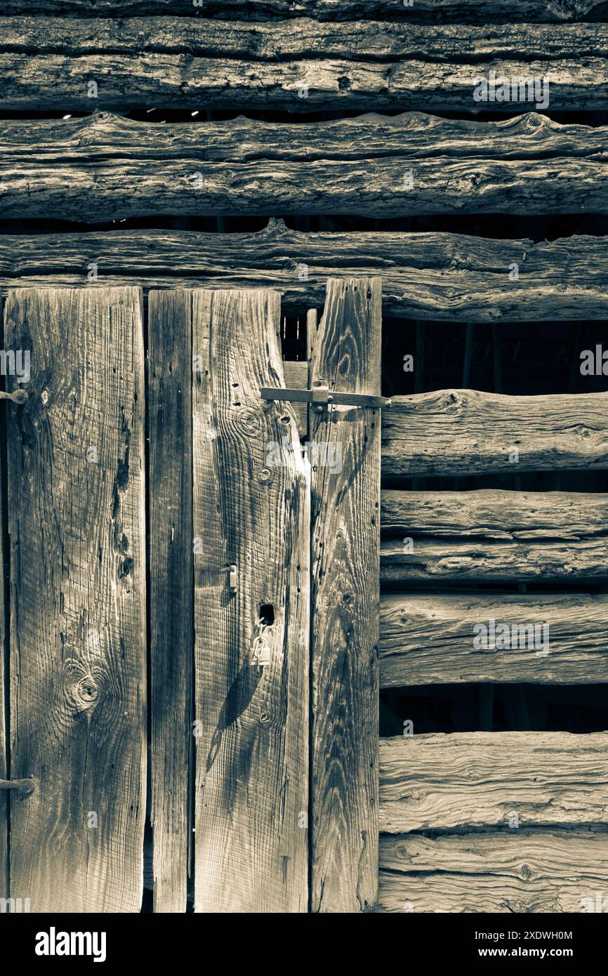 Porta in legno Vinatge e assi esterni con gancio grezzo Foto Stock