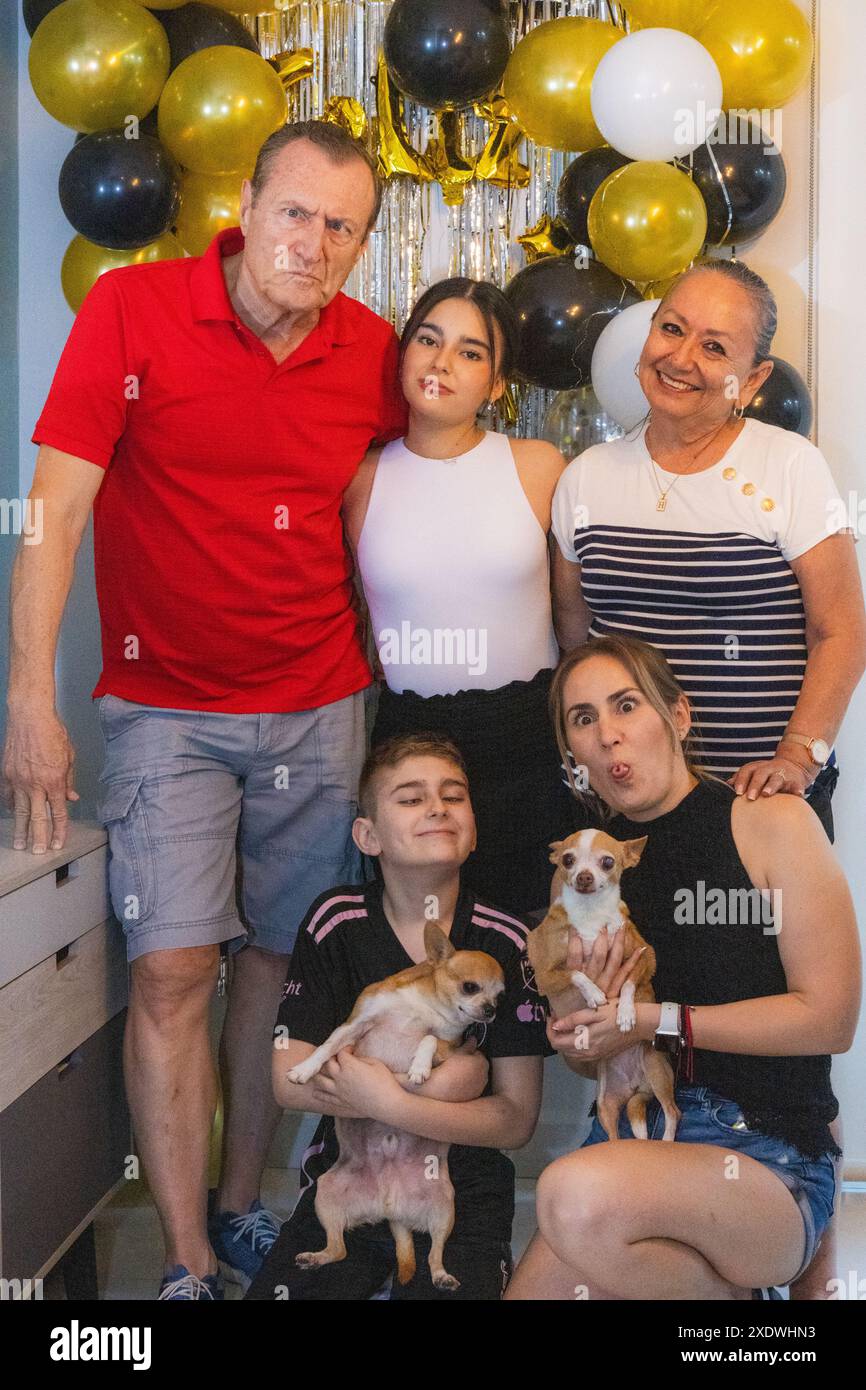 Nonno, mamma e i loro figli con la ragazza di compleanno Foto Stock