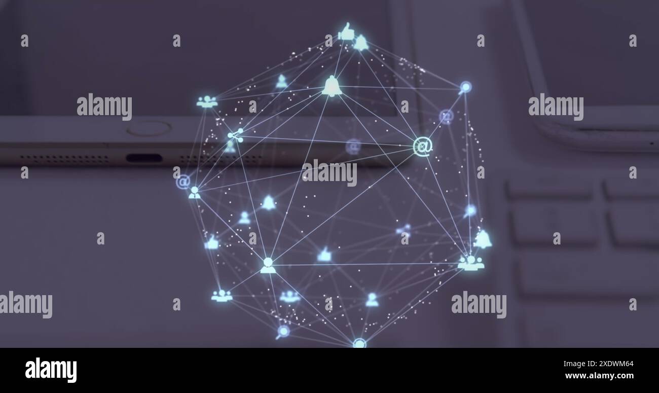 Immagine di un globo di icone digitali che ruotano su un primo piano di notebook, diario e tablet su un tavolo Foto Stock
