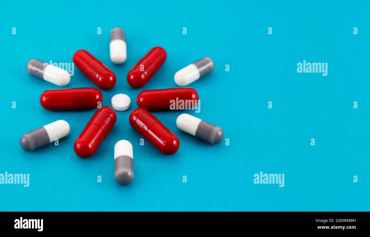 Fiore formato con varie medicine che hanno forma e colore diversi Foto Stock