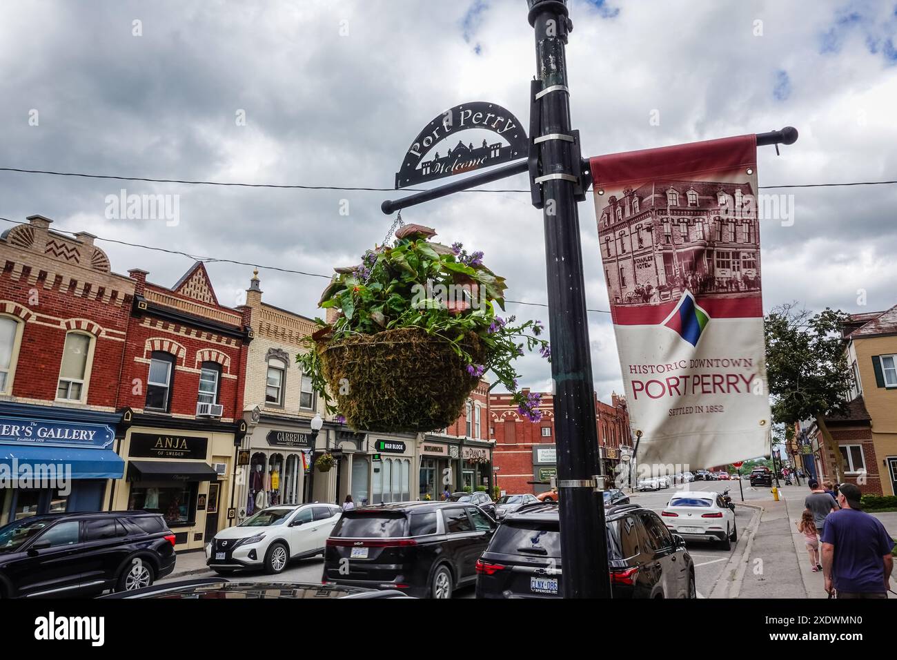 Street Scene of Port Perry, Ontario, Canada: Edifici storici e auto parcheggiate Foto Stock