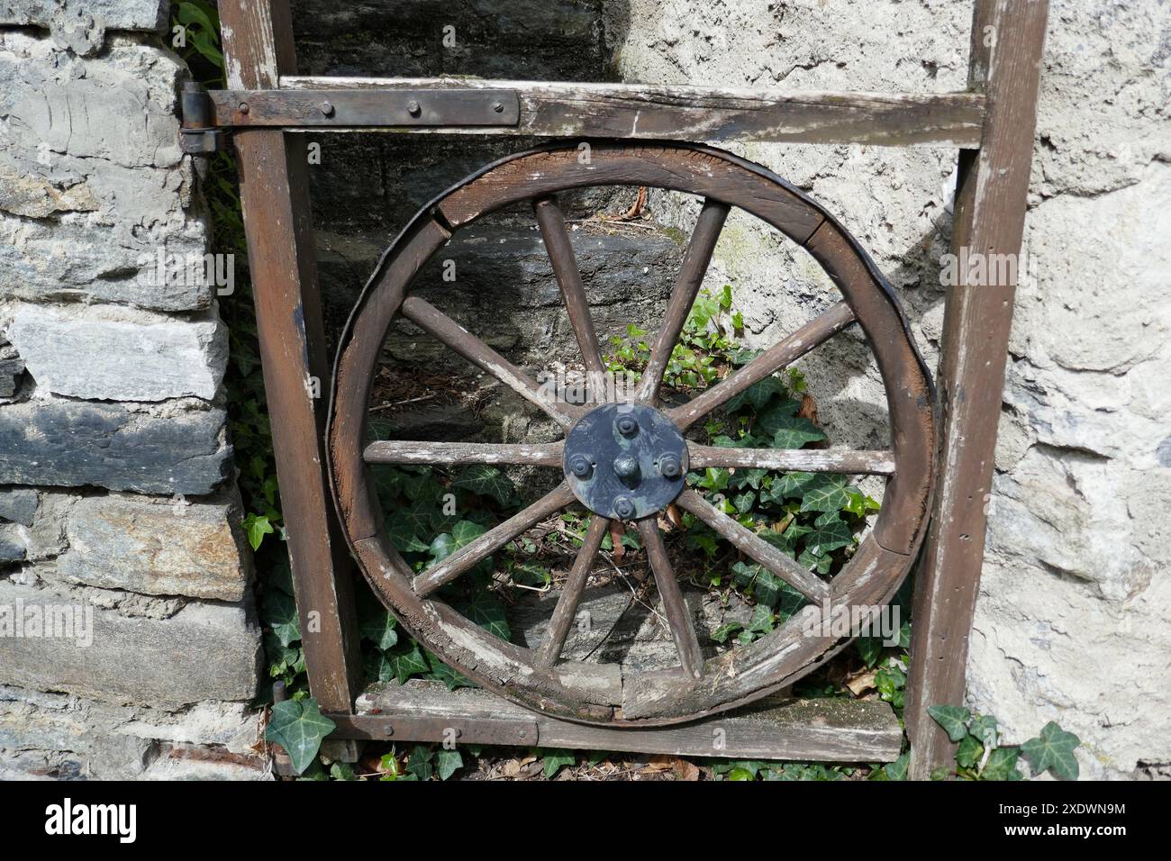 Antica ruota per carri utilizzata come cancello decorativo Foto Stock