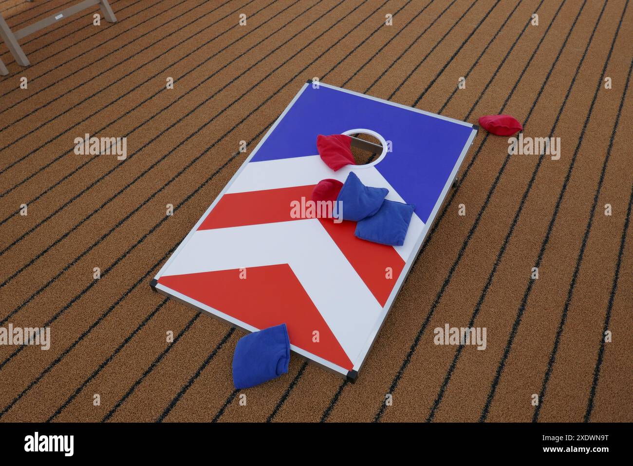 Gioco di buche rosse, bianche e blu con sacchetti Foto Stock