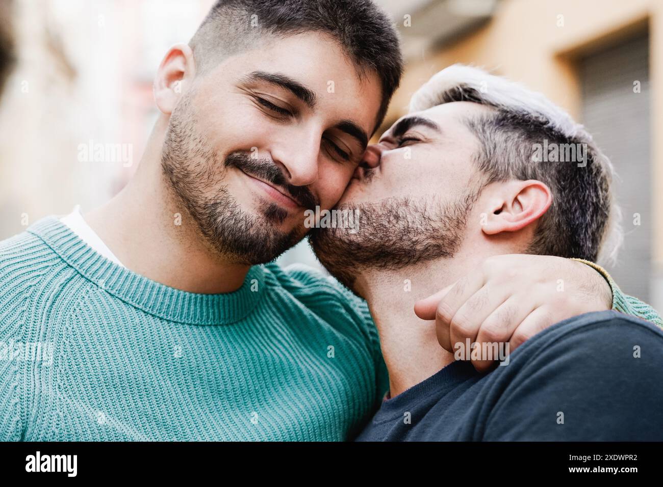 Coppia gay maschile che ha momenti romantici insieme. LGBTQ Love, Pride Month Concept Foto Stock