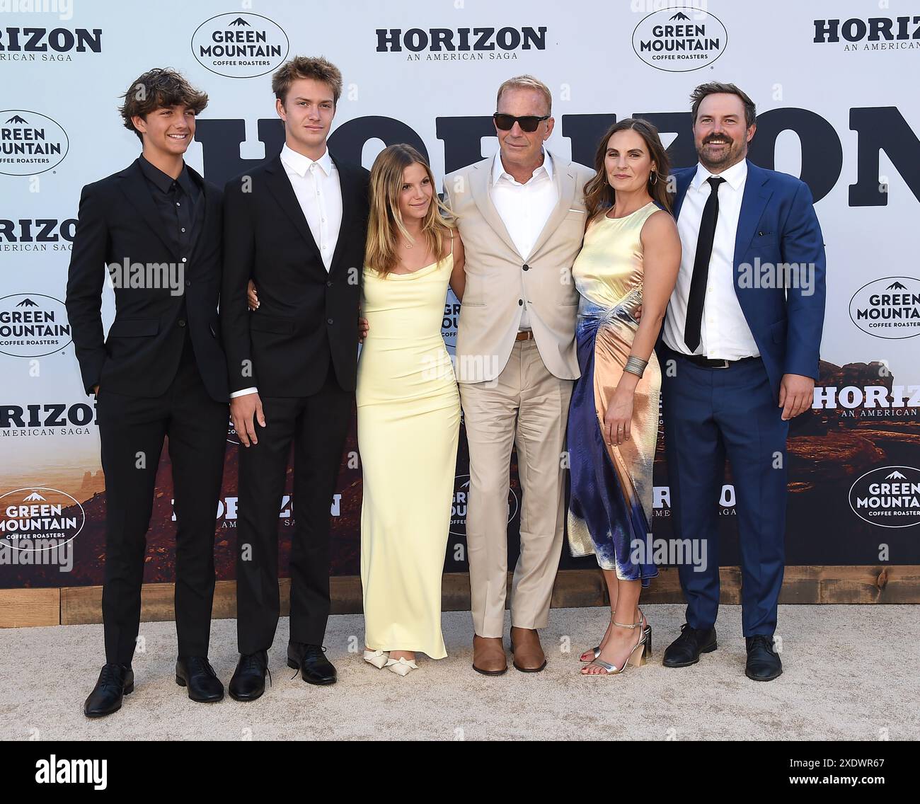 Westwood, Stati Uniti. 24 giugno 2024. Hayes Costner, Cayden Wyatt Costner, Grace Avery Costner, Kevin Costner, Annie Costner e Joe Costner arrivano alla prima di Los Angeles "Horizon: An American Saga Chapter 1" tenutasi al Regency Village Theatre il 24 giugno 2024 a Westwood, CA. © Lisa OConnor/AFF-USA.com Credit: AFF/Alamy Live News Foto Stock