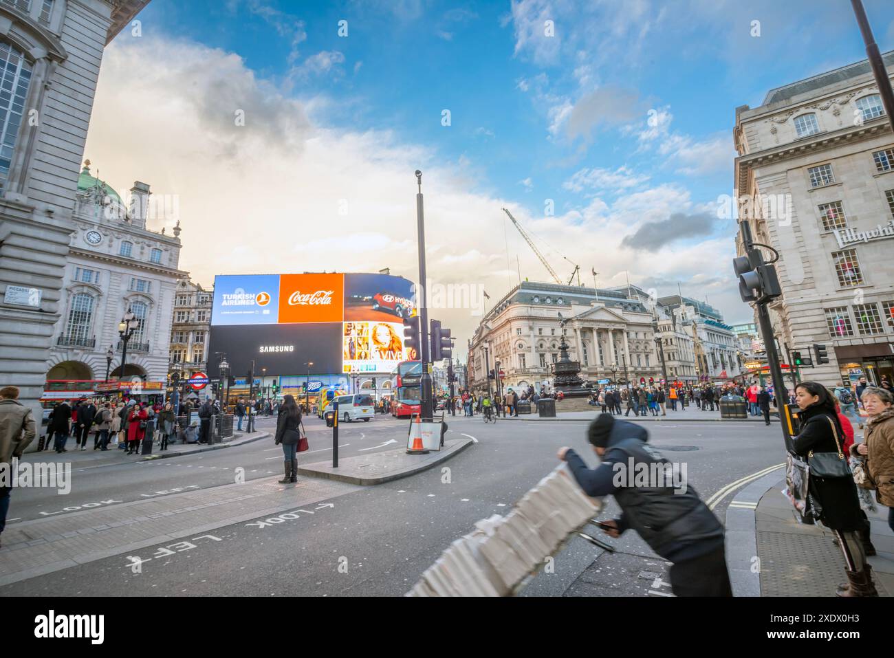 Piccadilly Circus è un nodo stradale e di spazio pubblico del West End di Londra nella città di Westminster. Foto Stock