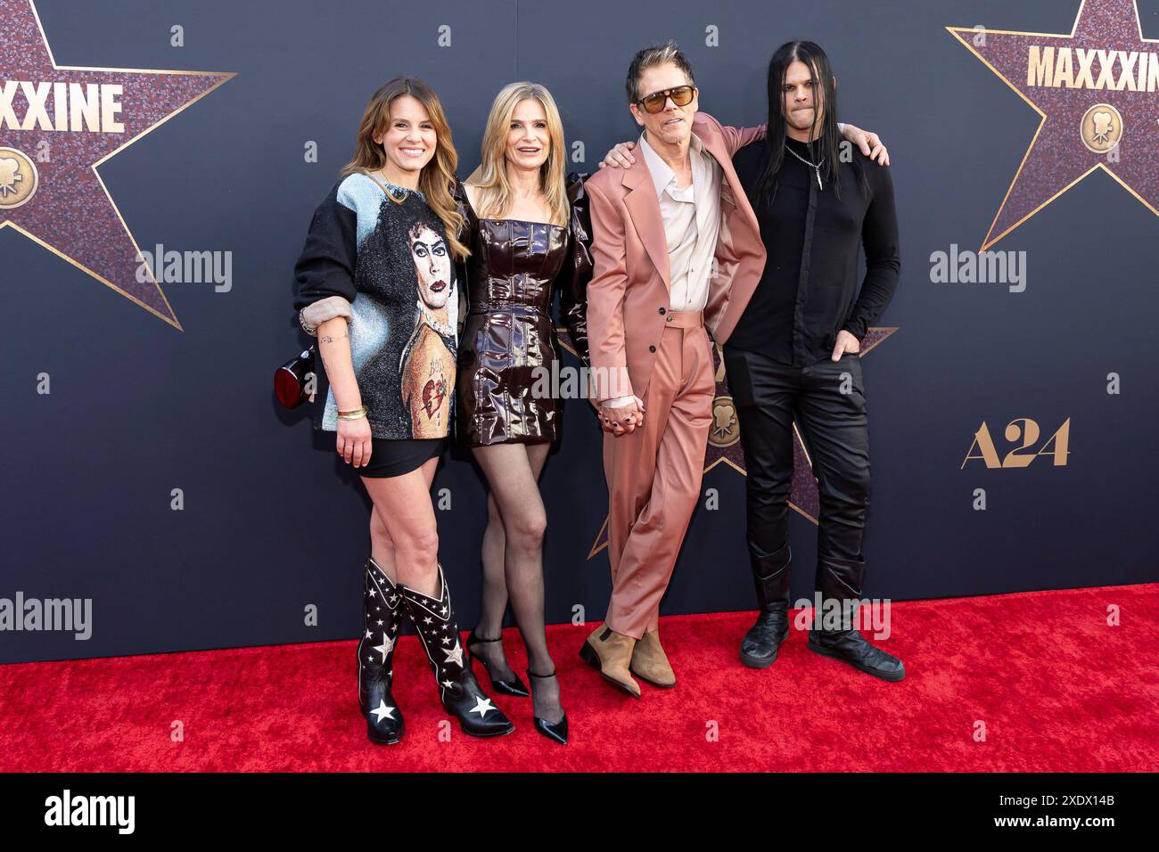 Hollywood, Stati Uniti. 24 giugno 2024. Sosie Bacon, Kyra Sedgwick, Kevin Bacon e Travis Bacon assistono agli arrivi del "MAXXXINE" dell'A24 al TCL Chinese Theatre di Hollywood, CALIFORNIA, il 24 giugno 2024. (Foto di Corine Solberg/SipaUSA) credito: SIPA USA/Alamy Live News Foto Stock