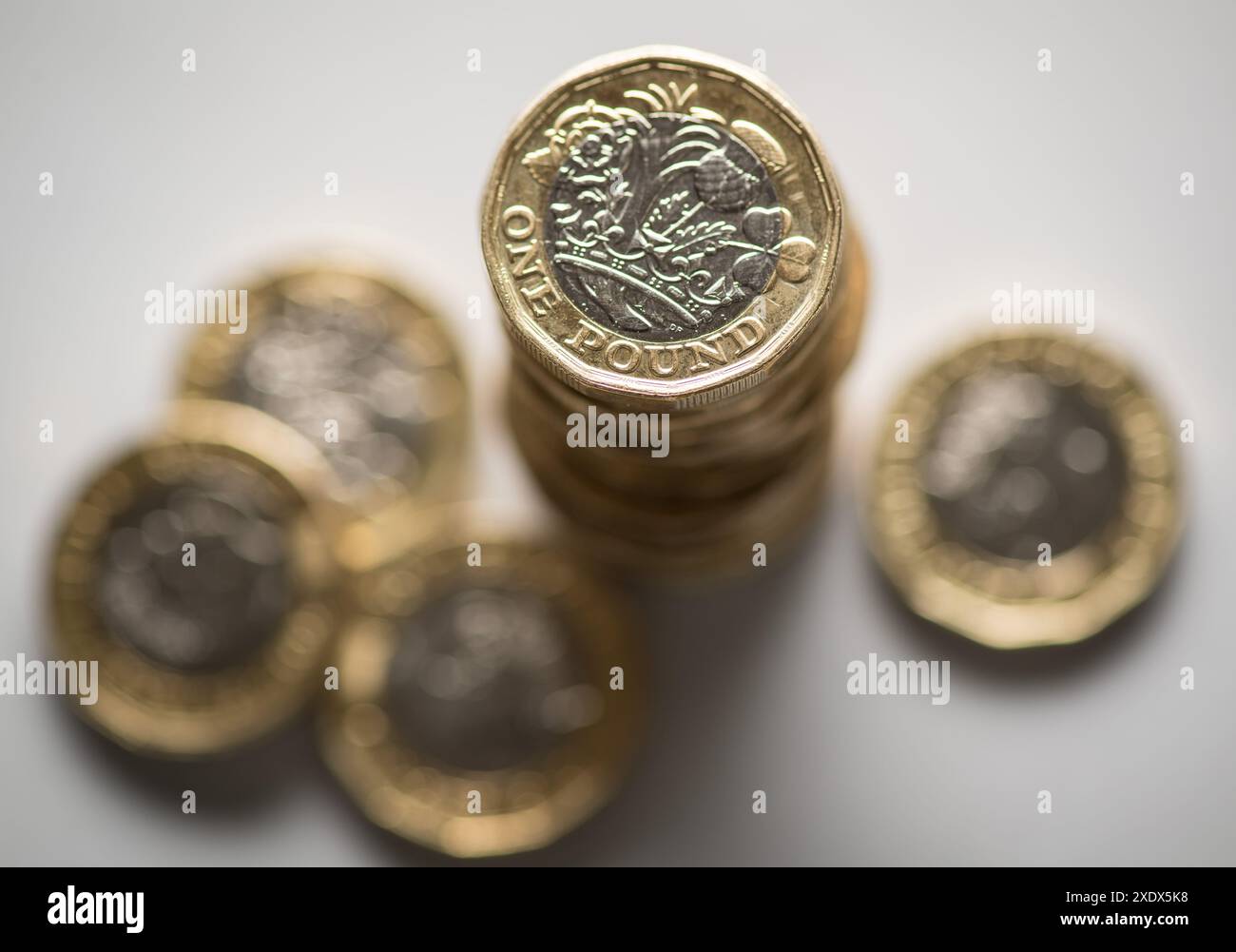 Foto del file datata 26/01/18, di monete inglesi da una sterlina. Una nuova ricerca della Resolution Foundation ha rilevato che i lavoratori del Regno Unito hanno assistito a una prolungata compressione salariale che ha lasciato salari medi reali superiori solo a £ 16 a settimana rispetto al 2010. Data di pubblicazione: Martedì 25 giugno 2024. Foto Stock