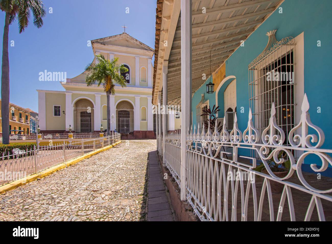 Architettura coloniale storica e vivace scena di strada a Trinidad, Cuba Foto Stock