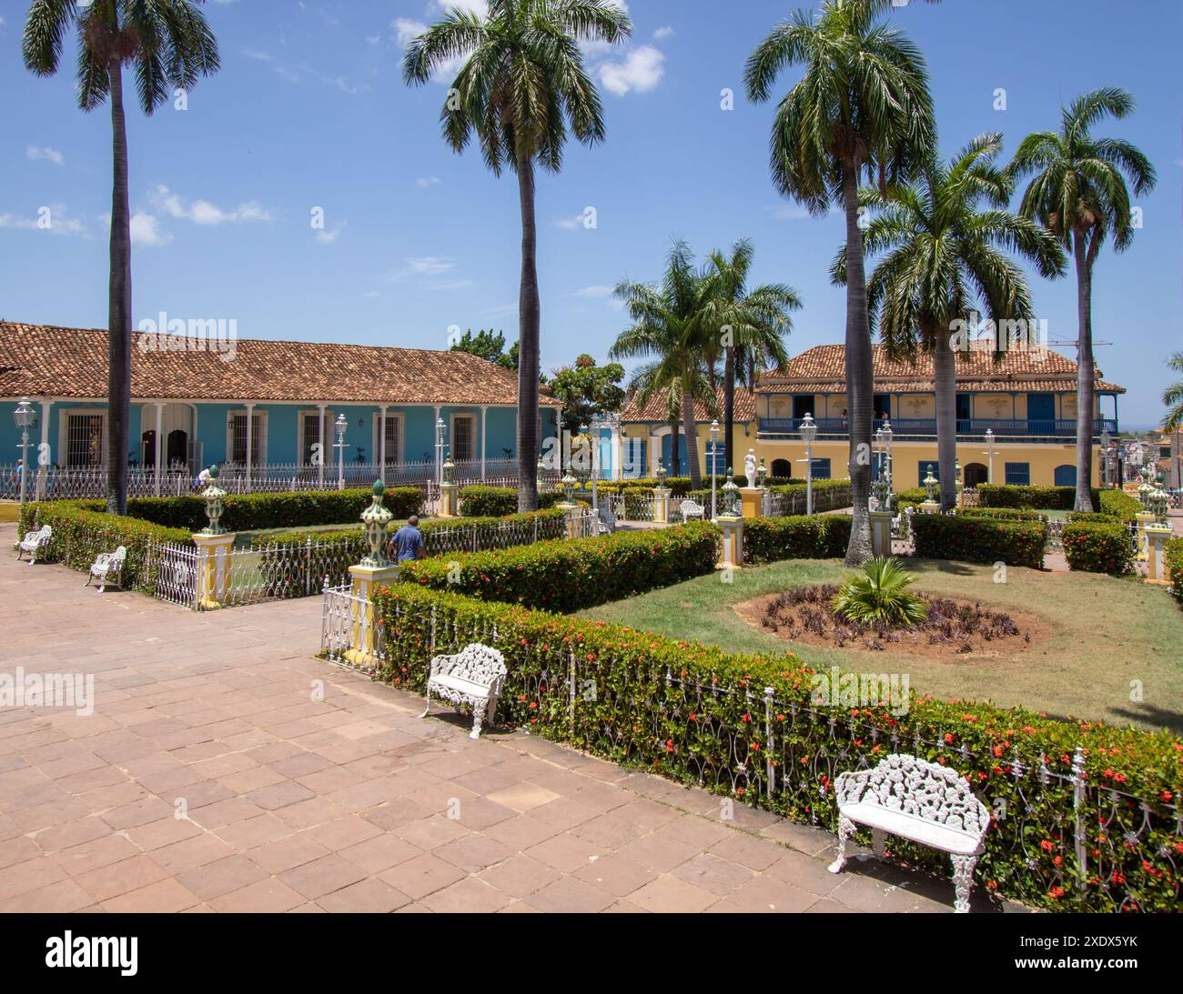 Colorata piazza coloniale con palme a Trinidad, Cuba, destinazione turistica caraibica Foto Stock