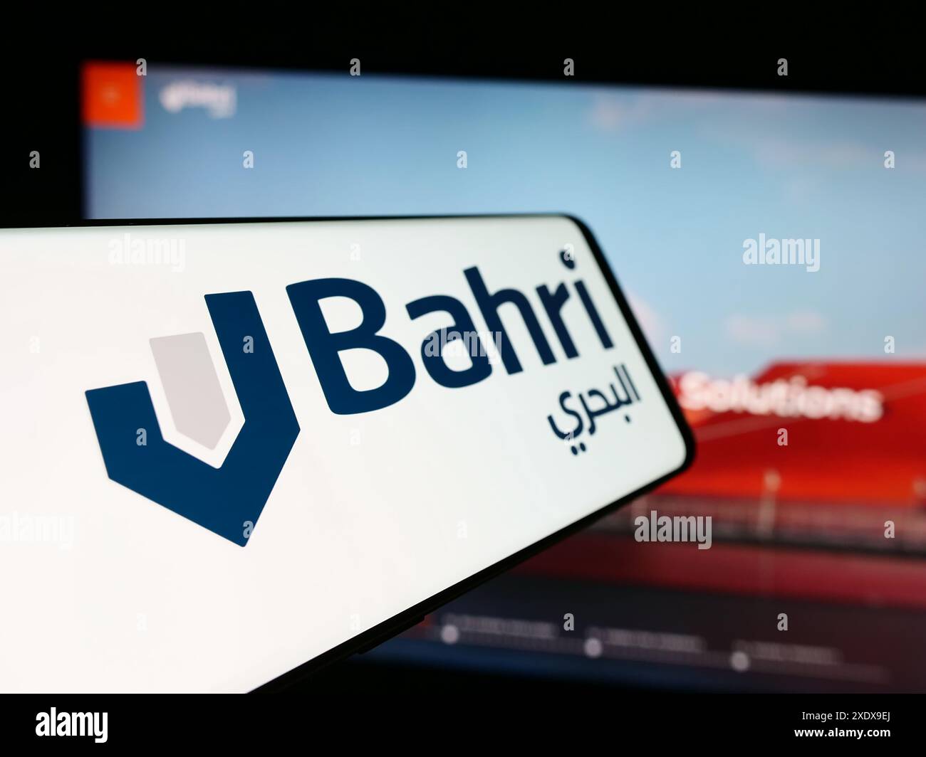 Smartphone con logo aziendale della National Shipping Company dell'Arabia Saudita (Bahri) davanti al sito Web. Mettere a fuoco la parte sinistra del display del telefono. Foto Stock