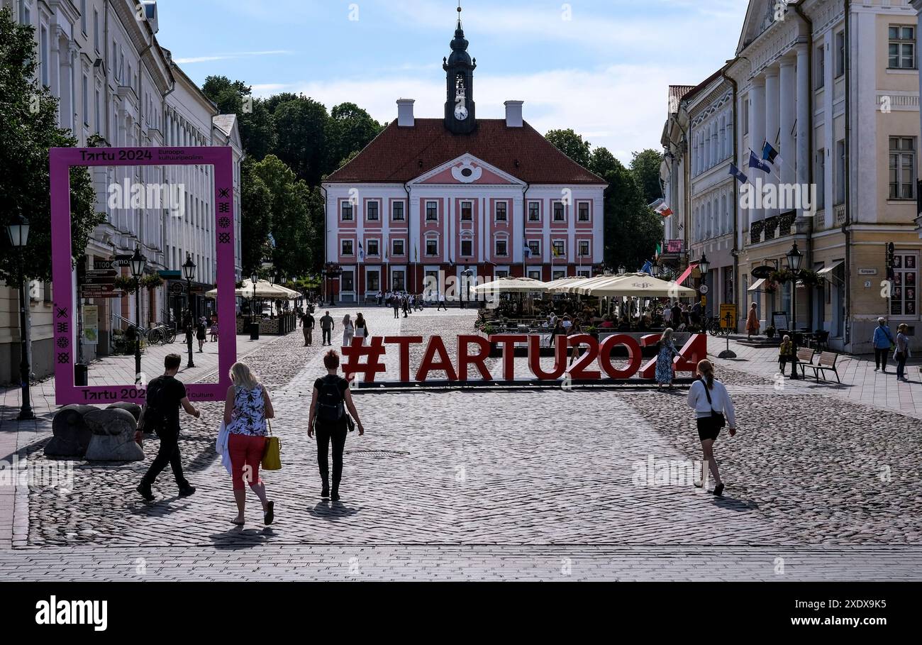 Tartu, Estonia. 18 giugno 2024. L'insegna "#Tartu2024" si trova sulla piazza del municipio della città universitaria. È la seconda città più grande dell'Estonia e sede dell'Università di Tartu, l'università più grande e più antica dell'Estonia. Tartu sarà la capitale europea della cultura nel 2024. Crediti: Jens Kalaene/dpa/Alamy Live News Foto Stock