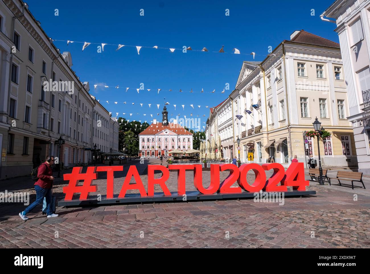 Tartu, Estonia. 20 giugno 2024. La scritta "#Tartu2024" si trova sulla piazza del municipio della città universitaria. Tartu sarà la capitale europea della cultura nel 2024. È la seconda città più grande dell'Estonia e sede dell'Università di Tartu, l'università più grande e più antica dell'Estonia. Crediti: Jens Kalaene/dpa/Alamy Live News Foto Stock