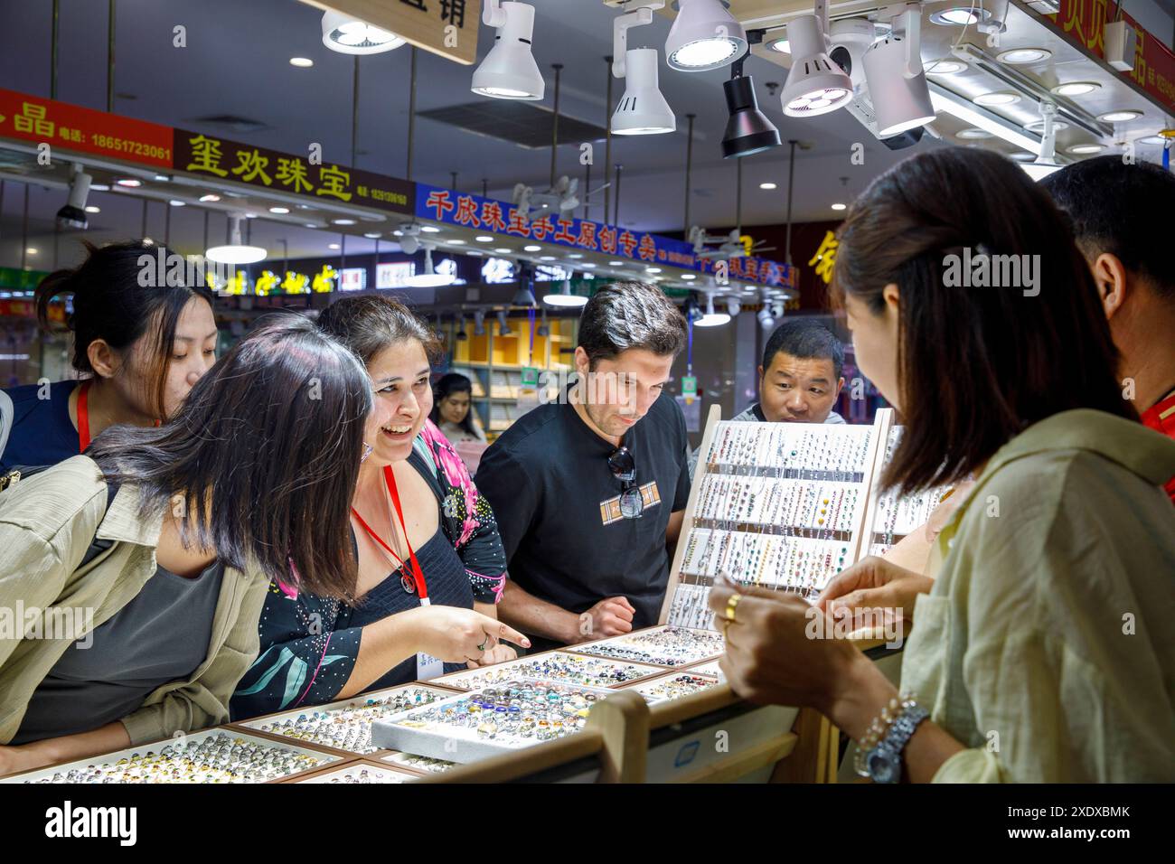 LIANYUNGANG, CINA - 25 GIUGNO 2024 - le celebrità di Internet internazionali acquistano prodotti di cristallo presso Crystal City a Lianyungang, provincia di Jiangsu, CH Foto Stock