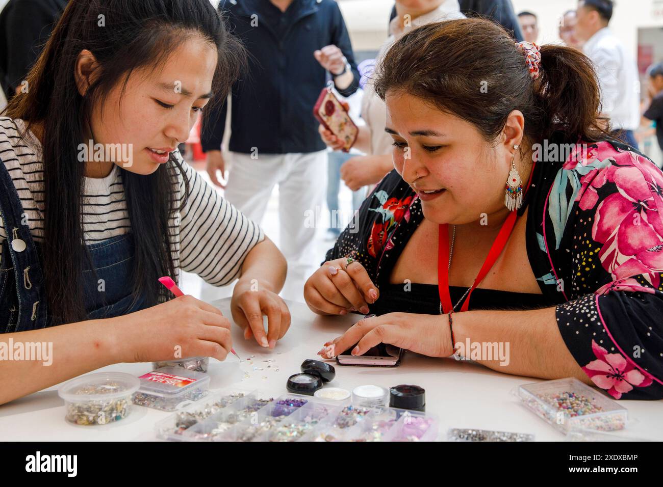 LIANYUNGANG, CINA - 25 GIUGNO 2024 - le celebrità di Internet internazionali hanno un'esperienza coinvolgente indossando un chiodo al The Nail Wearing Experience Cen Foto Stock