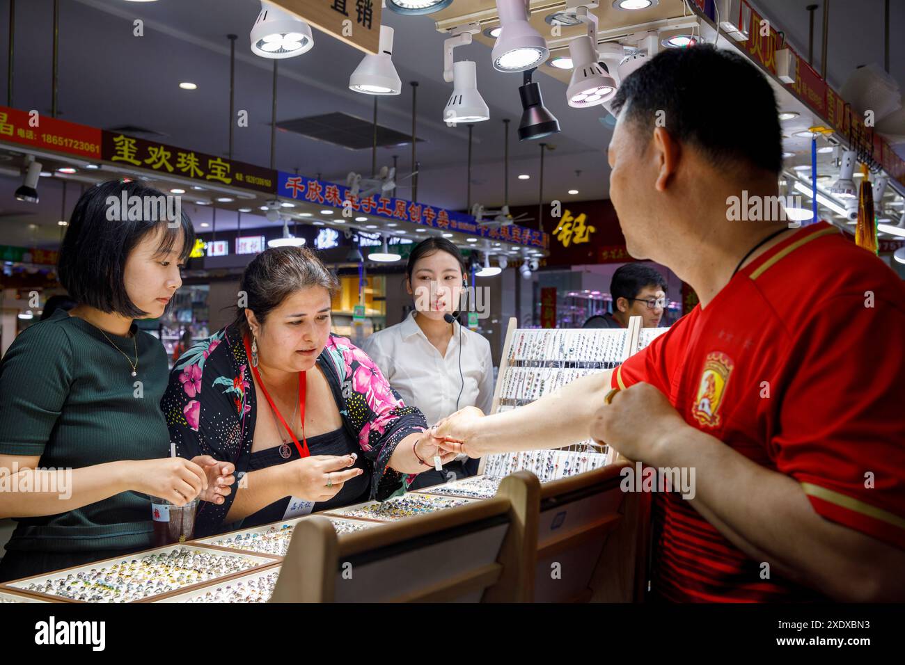 LIANYUNGANG, CINA - 25 GIUGNO 2024 - le celebrità di Internet internazionali acquistano prodotti di cristallo presso Crystal City a Lianyungang, provincia di Jiangsu, CH Foto Stock