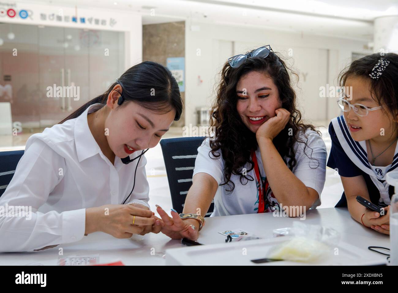 LIANYUNGANG, CINA - 25 GIUGNO 2024 - le celebrità di Internet internazionali hanno un'esperienza coinvolgente indossando un chiodo al The Nail Wearing Experience Cen Foto Stock