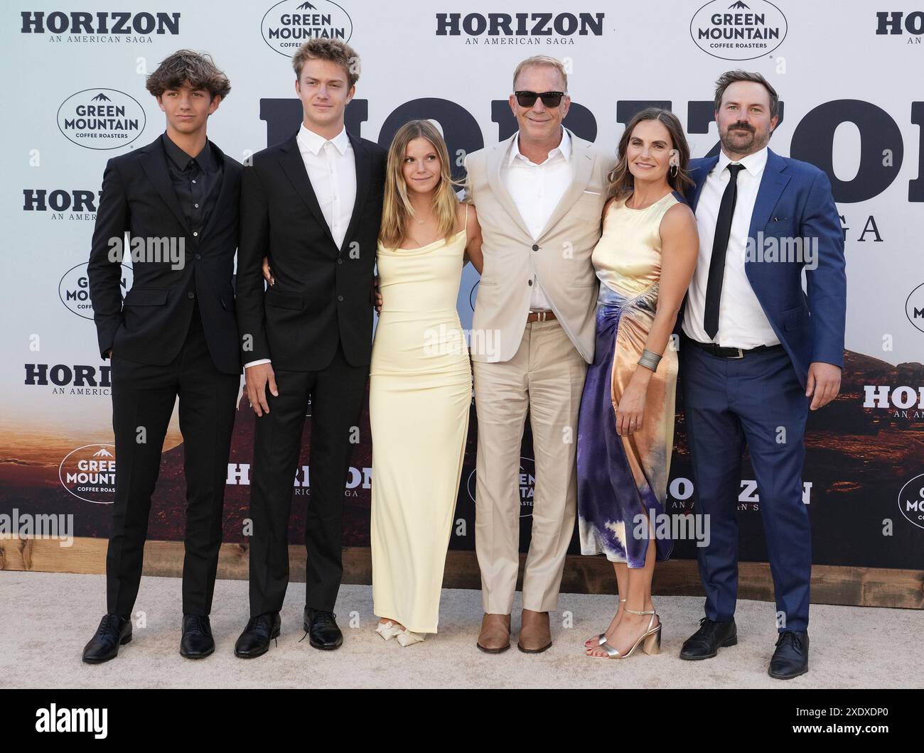 Los Angeles, Stati Uniti. 24 giugno 2024. (L-R) Hayes Logan Costner, Cayden Wyatt Costner, Grace Avery Costner, Kevin Costner, Annie Costner, e ospite all'HORIZON: AN AMERICAN SAGA CHAPTER 1 Los Angeles Premiere tenutasi al Regency Village Theatre di Westwood, CALIFORNIA, lunedì 24 giugno 2024. (Foto di Sthanlee B. Mirador/Sipa USA) credito: SIPA USA/Alamy Live News Foto Stock