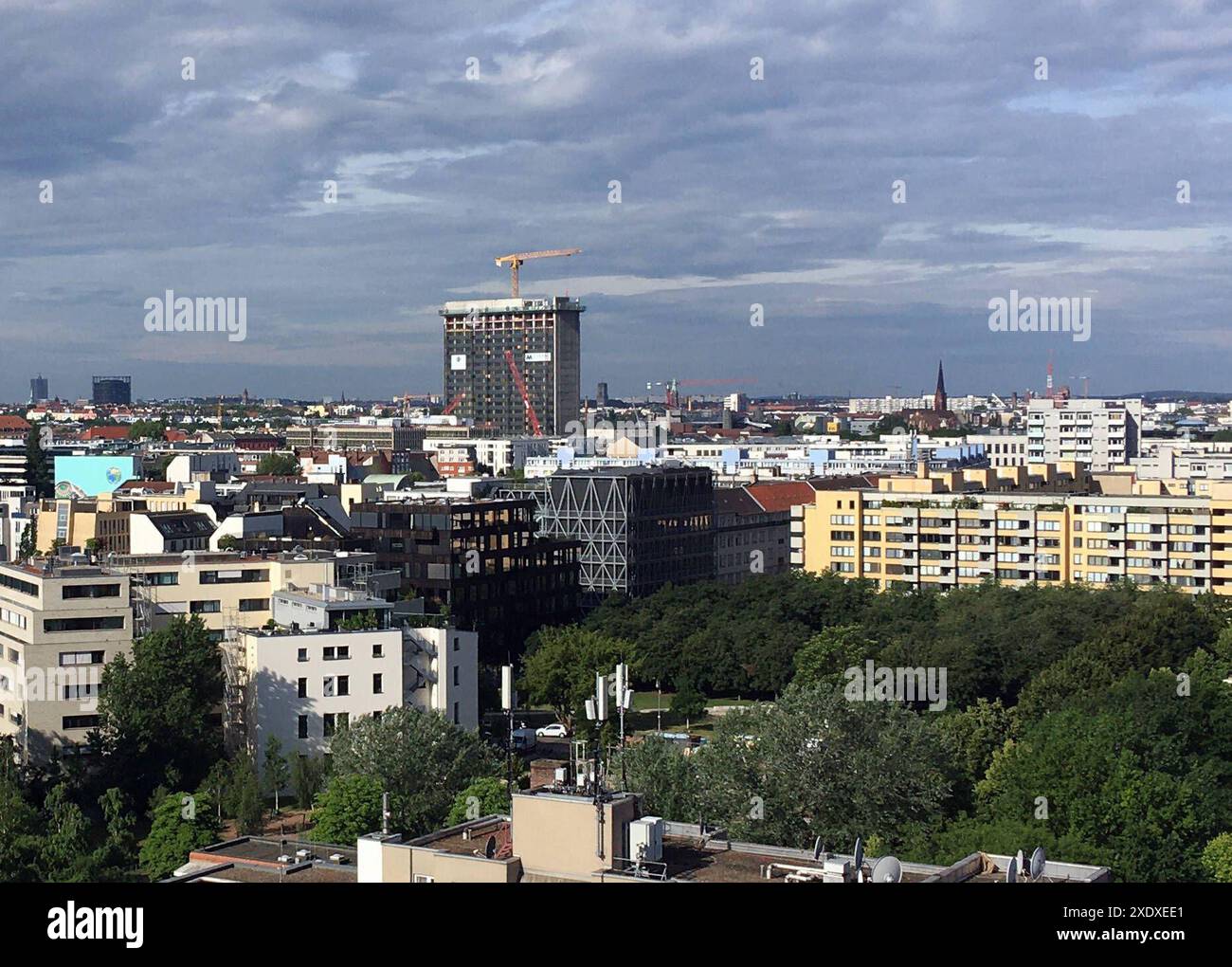 Postbank Tower - Dach weg, Fassade ab, für Rooftop-Bar und Büros neuer nome M50 - Der Design Tower Hoehe 89 m, 23 Geschosse, Landwehrkanal, Berlino, Kreuzberg, Hallesches Ufer, Grossbeerenstrasse, Moeckernstrasse, Möckernstrasse, Eigentümer Degewo Berlin und Art-Invest Real Estate Köln, 30.05.2024 08:37 *** Postbank Tower Roof Gone, facciata esterna, per bar e uffici sul tetto nuovo nome M50 The Design Tower altezza 89 m, 23 piani, Landwehrkanal, Berlino, Kreuzberg, Hallesches Ufer, Grossbeerenstrasse, Moeckernstrasse, Möckernstrasse, proprietario Degewo Berlin e Art Invest Real Estate Cologne, 30 05 2024 0 Foto Stock